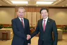 Le Premier ministre singapourien et secrétaire général du Parti d'action populaire de Singapour (PAP), Lawrence Wong (droite) et le secrétaire général du PCV Tô Lâm. Photo : VNA.