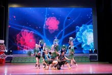 Un spectacle des jeunes du district de Hekou lors du programme. Photo : thoidai.com.vn