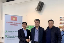 L'ambassadeur du Vietnam en Grèce Lê Hông Truong (1er, à gauche) et le président du Conseil de l'Attica à Athènes lors de la foire Eco-green 2. Photo : baoquocte.vn