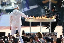 Le rappeur Jul a allumé le chaudron olympique sur le Vieux-Port. Photo : Julien Mattia.