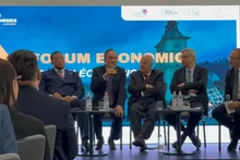 L’ambassadeur vietnamien en Roumanie, Do Duc Thanh (au micro) prend la parole lors du forum économique ayant pour thème « Potentiels, défis et opportunités ». Photo : baoquocte.vn