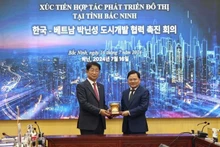 Le secrétaire du Comité du Parti de la province de Bac Ninh (droite) et le ministre sud-coréen des Terres, des Infrastructures et des Transports, Park Sang Woo. Photo : VNA.