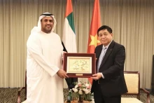 Le vice-Premier ministre Nguyen Chi Dung (à droite) et Fahad Al Ameri, directeur exécutif de l'Agence de coopération au développement relevant du bureau du président des Émirats arabes unis. Photo : congthuong.vn