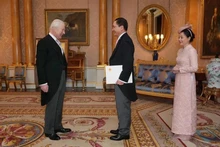 L'ambassadeur du Vietnam au Royaume-Uni, Dô Minh Hùng, présente ses lettres de créance au roi Charles III. Photo : Maison royale du Royaume-Uni.