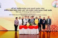 Cérémonie de signature de l’aide-mémoire de coopération entre l’Université de Dà Lat et le Conseil mondial des fleurs, le 11 août dans la ville de Dà Lat. Photo : VNA. 