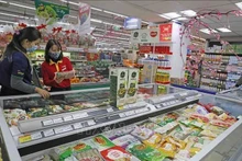 Les autorités et les entreprises équilibrent l'offre et la demande pour se préparer pour la saison des achats du Têt. Photo : VNA.