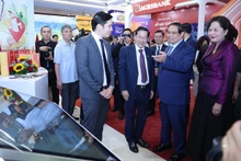 Le Premier ministre Pham Minh Chinh visite l'exposition de produits, services et applications de transformation numérique pour les activités bancaires. Photo : VNA.