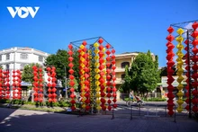 La Fête de la Mi-automne se tient le 15e jour du huitième mois du calendrier lunaire. Des lanternes sont suspendues dans toute la ville de Huê afin d'accueillir le début de la Fête. Photo : VOV