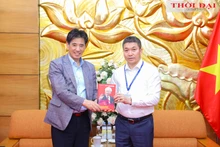 Phan Anh Son, président de l'Union des organisations d'amitié du Vietnam (à droite) et Kwon Sung-taek, président de l'Association économique et culturelle sud-coréenne-vietnamienne. Photo : thoidai.com.vn