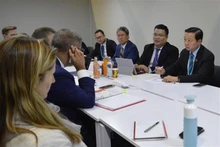 Séance de travail entre le ministre des Ressources naturelles et de l’Environnement, Trân Hông Hà et Alok Sharma, président de la COP26. Photo : VNA.
