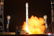 Pyongyang a lancé avec succès la nouvelle fusée Chollima-1, mettant en orbite le satellite de reconnaissance Malligyong-1. Photo : Yonhap/VNA.