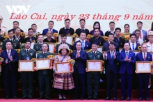 Des personnes exemplaires qui ont suivi la pensée, la morale et le style de vie du Président Hô Chi Minh. Photo : VOV.
