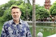 L’ambassadeur australien au Vietnam, Andrew Goledzinowski à la pagode Trân Quôc à Hanoi. Photo : VOV.