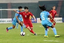 Des joueuses vietnamiennnes (maillot rouge) et leurs adversaires indiennes (maillot bleu). Photo : VNA.