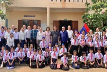 L’ambassadeur Nguyen Minh Tam et la délégation à l’école primaire de l’amitié Laos-Vietnam. Photo : baothoidai.com.vn