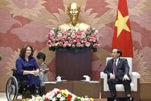 Le vice-président de l'AN vietnamienne Tran Quang Phuong et la sénatrice américaine Tammy Duckworth. Photo : VNA.