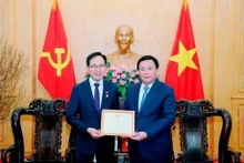 Le membre du Politburo, président de l’Académie nationale de politique Hô Chi Minh (HCMA) et président du Conseil théorique central, Nguyên Xuân Thang (à droite) décerne l'Insigne de l'HCMA «Pour la cause de l'éducation et de la formation en théorie politique» au directeur général de Samsung Vietnam, Choi Joo Ho. Photo : VNA