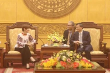 Le secrétaire du Comité provincial du Parti de Ninh Binh, Doan Minh Huan, et la présidente de la 42e session de la Conférence générale de l’UNESCO, Simona Mirela Miculescu. Photo: VNA.