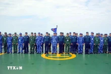 Vietnamiens et Chinois posent pour une photo de groupe à bord du CSB 8004. Photo : VNA.