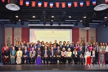 Le dirigeant Tô Lâm et des Vietnamiens de France lors de l'événement. Photo : VNA.