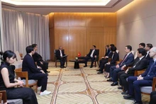 Le Premier ministre vietnamien, Pham Minh Chinh (à droite) reçoit les géants économiques de l’Indonésie à Jakarta. Photo : VNA.