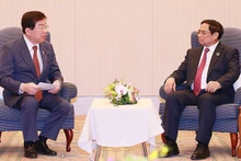 Le Premier ministre vietnamien, Pham Minh Chinh (à droite) recevant le membre de la Chambre des Représentants Hiroshi Hiraguchi et d’autres membres de la Diète du Japon, à Hiroshima, le 21 mai. Photo : VNA.