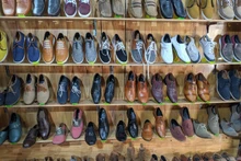 Avec l’urbanisation croissante et l’essor de la classe moyenne au Vietnam, les marques de chaussures nationales et internationales saisissent désormais de nouvelles opportunités. Photo : toquoc.vn