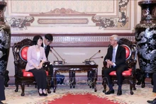 Le vice-président du Comité populaire de Hô Chi Minh-Ville, Vo Van Hoan, reçoit Sui Guohua, vice-présidente de la région autonome Zhuang du Guangxi (Chine). Photo : VNA.