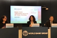 La directrice nationale de la BM au Vietnam, Caroline Turc (au centre) lors de la cérémonie de publication du rapport, à Hanoi, le 13 mars. Photo : VietnamPlus.