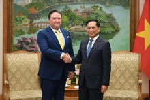 Le vice-Premier ministre Bui Thanh Son (à droite) et l’ambassadeur des États-Unis au Vietnam, Marc E. Knapper, à Hanoi, le 6 avril. Photo : VNA.