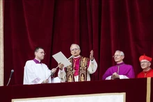 Le nouveau pape Léon XIV (deuxième à gauche) prend la parole devant les fidèles depuis le balcon principal de la basilique Saint-Pierre, le 8 mai 2025. Photo: THX/VNA
