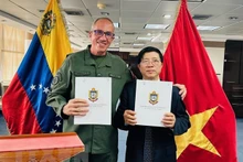 Les recteurs de l'UTM et de l'UNEFA lors de la signature de la lettre d'intention de coopération. Photo : thoidai.com.vn