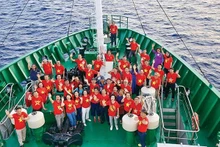 Plus de 40 Vietnamiens d'outre-mer de 17 pays du monde ont visité le district insulaire de Truong Sa et la maison de forage DK1, en mai 2022. Photo : NDEL