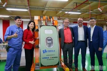 Des dirigeants et experts d'Airbus et la porte de secours de l'avion A321neo. Photo : NDEL.