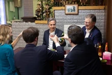 Le secrétaire d'État américain Antony Blinken (au centre) dîne dans un restaurant vietnamien, le 15 avril. Photo: Twitter/secrétaire Antony Blinken.