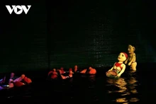 Les marionnettes sur l’eau ne sont pas seulement une forme de divertissement, mais aussi un symbole vivant de la culture vietnamienne. Photo : VOV.