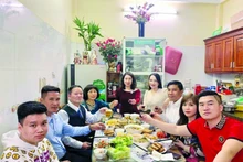 Rin Keo (troisième à droite) et sa famille célèbrent le Têt. Photo : thoidai.vn