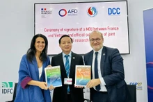 Signature du protocole d'accord de la coopération bilatérale entre le ministère de l'Environnement et des Ressources naturelles du Vietnam et l’AFD. Photo : thoidai.com.vn.