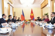 Séance de travail entre le vice-ministre permanent des AE, Nguyen Minh Vu, et la vice-ministre philippine des AE, Ma. Theresa P. Lazaro. Photo : baoquocte.vn
