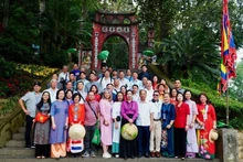 Une délégation des Vietnamiens d’outre-mer en visite du temple Hung. Photo : baotienphong.vn
