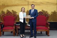 Le président du Comité populaire de la ville de Dà Nang, Lê Trung Chinh (à droite) et la directrice nationale de l'USAID au Vietnam, Aler Grubbs, le 15 novembre à Dà Nang. Photo : VOV.