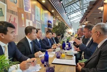 Le ministre vietnamien des Sciences et des Technologies Huynh Thành Dat avec le ministre des Sciences et des Arts de l’État de Hesse, Timon Gremmels, à Francfort. Photo : VNA.
