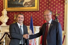 L'ambassadeur Dinh Toan Thang (à droite) et le maire d'Ajaccio Stéphane Sbraggia. Photo: VNA