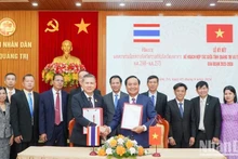 Les responsables des provinces de Quang Tri et de Mukdahan signent l’accord de coopération. Photo : NDEL.