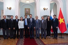 Photo souvenir entre les représentants des ambassades du Vietnam et du Laos en Russie. Photo : VOV.