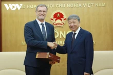 Le ministre vietnamien de la Sécurité publique, Tô Lâm (à droite) et l'ambassadeur de la République française au Vietnam, Olivier Brochet. Photo : VOV.