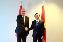 Le Vice-Premier ministre Trân Hông Hà (à droite) et le conseiller fédéral suisse à l'économie, à la formation et à la recherche Guy Parmelin. Photo : congthuong.vn.