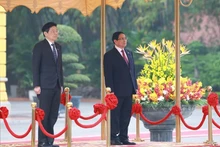 Le Premier ministre vietnamien Pham Minh Chinh (à droite) a présidé, le matin du mercredi 26 mars à Hanoï, la cérémonie d’accueil officielle en l’honneur de son homologue singapourien, Lawrence Wong en visite officielle au Vietnam les 25 et 26 mars. Photo : VNA.