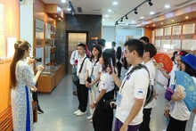 Les jeunes Vietnamiens à l'étranger participant au Camp d’été du Vietnam 2023 ont visité le Musée Hoàng Sa dans la ville de Dà Nang (au Centre du Vietnam). Photo : VNA.