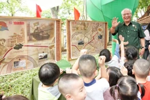 Les enfants sont ravis de rencontrer le vétéran qui a participé directement aux batailles pour obtenir l’indépendance de la Patrie vietnamienne.